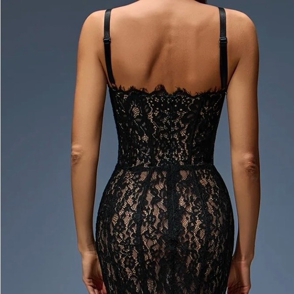 Elegant Black Lace Dress - Picture 2 of 8